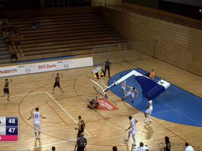 Bizarni prizori na košarkarski tekmi: po silovitem zabijanju se je na igralca zrušil koš #video