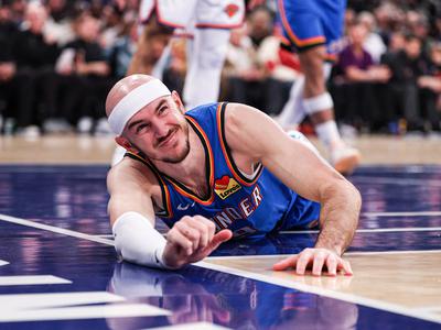 Bizaren prizor v ligi NBA. Tekmeca blokiral s košarkarskim copatom v roki! #video