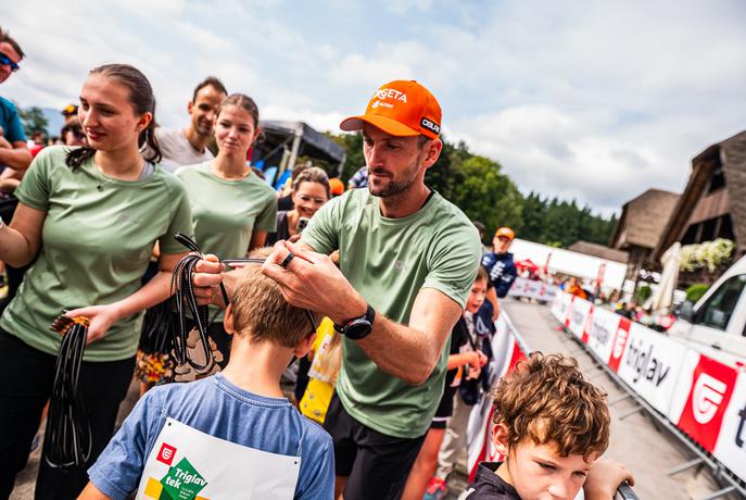 Brdo na dlani: tek med jezeri, gozdovi in jeleni