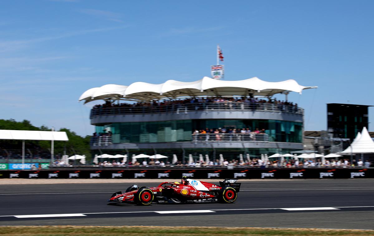 Silverstone Lewis Hamilton Ferrari | Lewis Hamilton je v Silverstonu prvič dirkal kot član italijanske ekipe. | Foto Reuters