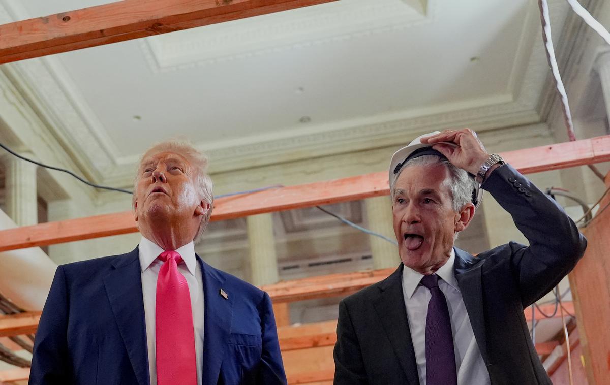 trump powell | Powell (desno na fotografiji) zavrača pozive k znižanju ključne obrestne mere zaradi nepredvidljivih posledic Trumpove (levo na fotografiji) trgovinske politike in se ne ozira na pritiske. Predsedniku je med obiskom nekajkrat odkrito ugovarjal. | Foto Reuters