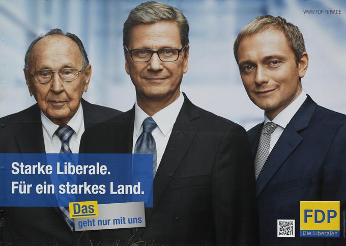FDP oziroma Stranka svobodnih demokratov je stranka, ki je bila v (zahodno)nemškem parlamentu od njegovega začetka, to je od leta 1949. Kot manjšinski partner je sodelovala v številnih vladah, tako v koaliciji s konservativci kot socialdemokrati. Njen izpad iz parlamenta leta 2013 je bil zato velik šok. Na fotografiji: predvolilni plakat pred volitvami leta 2013, na katerem Lindnerju delata družbo starosti FDP, nekdanji legendarni in dolgoletni nemški zunanji minister Hans-Dietrich Genscher (levo) ter nekdanji šef FDP in prav tako nekdanji zunanji minister Guido Westerwelle. Oba, Genscher in Westerwelle, sta umrla lani. | Foto: Reuters