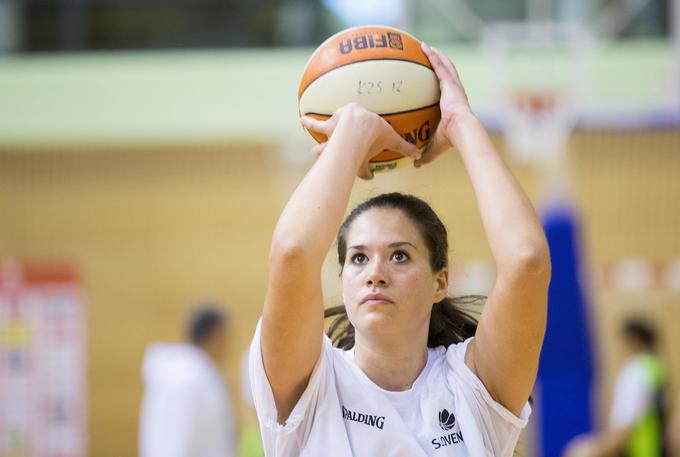Nekdanja slovenska reprezentantka Katja Kotnik pri 32 letih še vztraja na košarkarskih parketih. | Foto: Vid Ponikvar