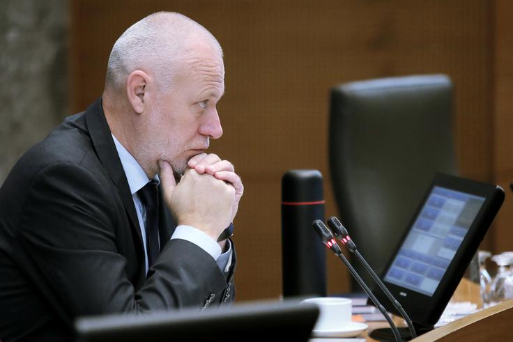 V obrazložitvi sklepa je navedeno, da je Brglez z izjavo, da je "pripravljen začasno prevzeti vodenje DZ", ravnal v nasprotju s sklepom izvršnega odbora SMC, da za kandidata za predsednika parlamenta predlaga predsednika SMC Mira Cerarja. Kot je mogoče razbrati iz obrazložitve, Brglez od kandidature ni hotel odstopiti, saj da ga je Levica prosila, da bi bil njihov kandidat. | Foto: STA ,