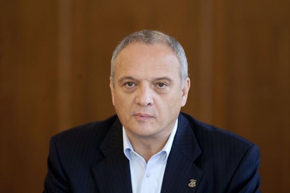 Odločitev sodišča: Sklep ministrstva, da se Damjanoviča razreši, velja