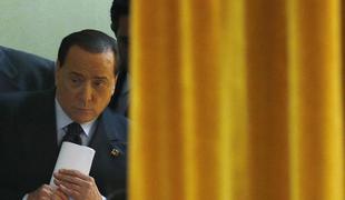 Berlusconi s "strastjo zmaja" za mlada dekleta (video)