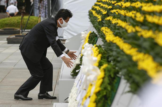 Hirošima | V Hirošimi je zaradi eksplozije atomske bombe skupaj umrlo 140 tisoč ljudi. Na fotografiji japonski premier Šinzo Abe. | Foto Reuters