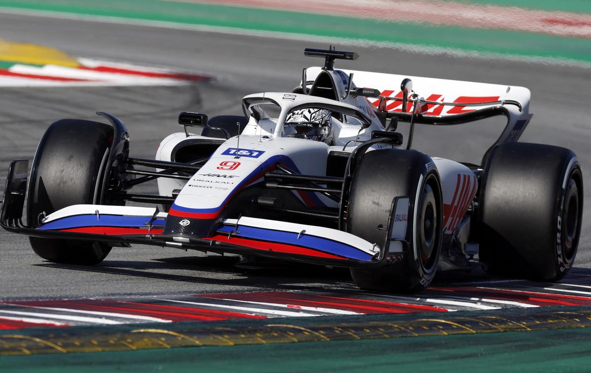 Nikita Mazepin Haas F1 | Nikita Mazepin med včerajšnjimi testiranji F1 v Barceloni. | Foto Reuters