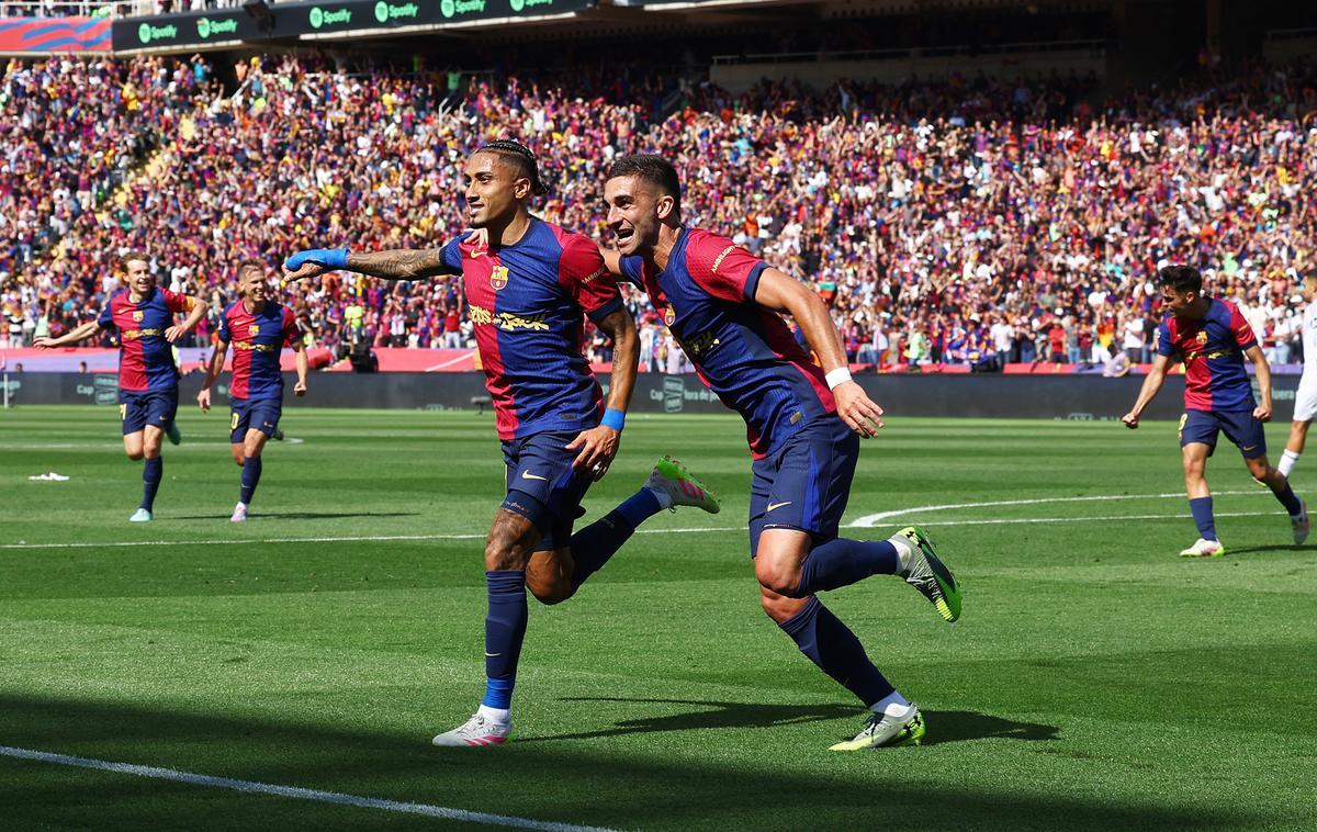 Raphinha, Ferran Torres, Barcelona | Barcelona je po zmagi na el classicu na pragu naslova. | Foto Reuters