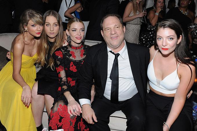 Harvey Weinstein na podelitvi zlatih globusov leta 2015 v družbi pevk Taylor Swift in Este Haim, igralke Jaime King in pevke Lorde. | Foto: Getty Images