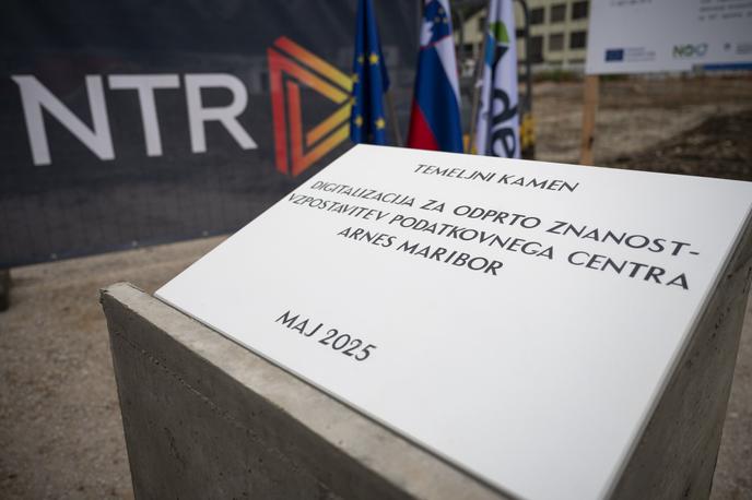 Položitev temeljnega kamna za podatkovni center, v katerem bo tudi superračunalnik. | Z izgradnjo podatkovnega centra in umestitvijo superračunalnika v njegov sklop delovanja bo Slovenija naredila ključen korak k digitalni preobrazbi ter okrepila konkurenčnost na področju umetne inteligence in visokozmogljivega računalništva, so prepričani v Arnesu. | Foto STA