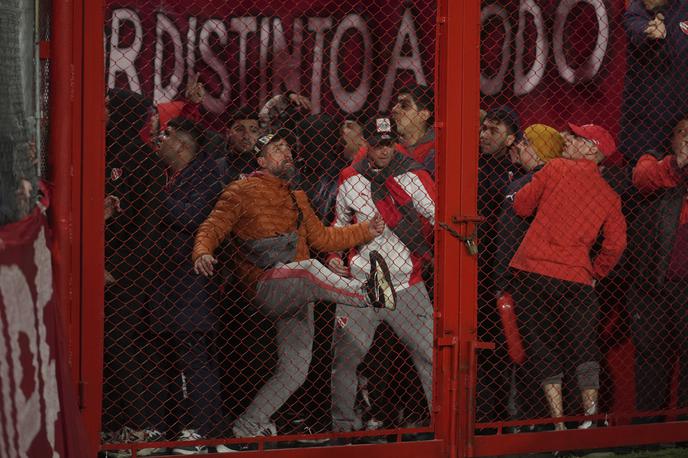 Independiente Universidad | Deset ljudi je bilo poškodovanih in 90 aretiranih po nasilnih spopadih med nasprotnimi navijači med tekmo južnoameriškega pokala med argentinskim Independientejem in gostujočim Universidadom iz Čila v Buenos Airesu. | Foto Guliverimage