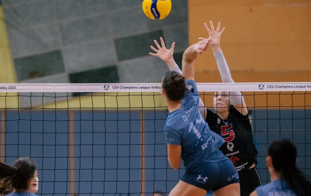 Calcit Volley | Kamničanke so s 3:0 zmagale v Grosuplju. | Foto Calcit Volley