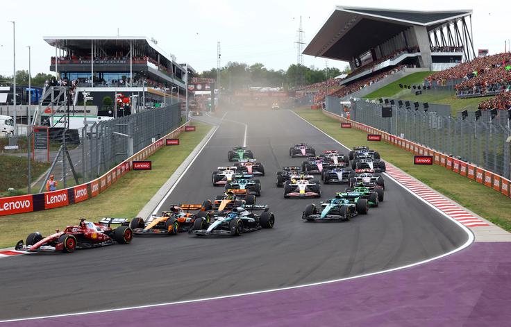 Po štartu je Charles Leclerc ostal vodilni. | Foto: Reuters