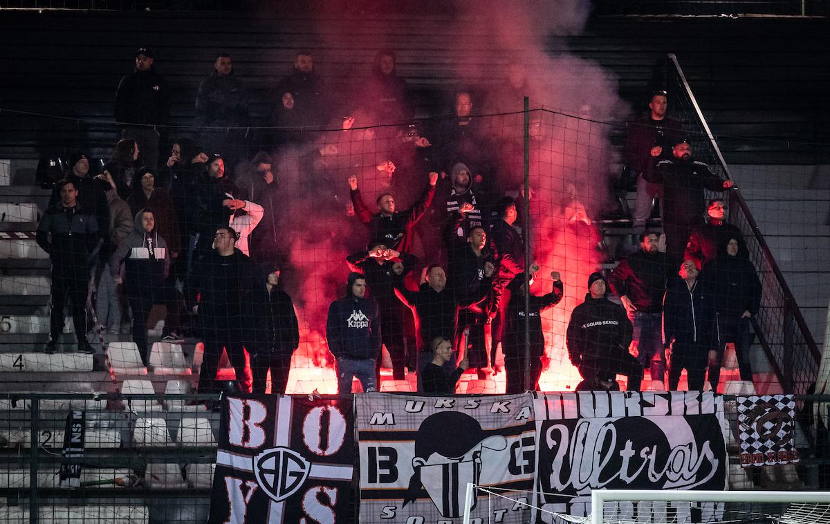 Mura Navijači Koper | Mura bo prisiljena plačati 1050 evrov zaradi neprimernega vedenja navijačev. | Foto Blaž Weindorfer/Sportida