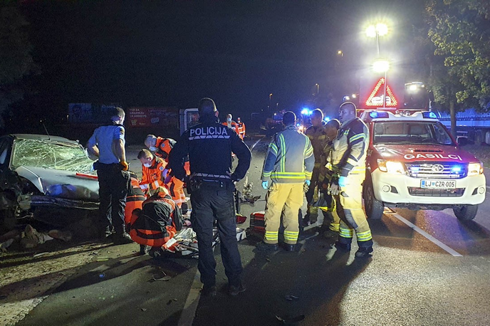 Domžale nesreča. | V sredini prometni nesreči pri Domžalah je umrl 28-letni voznik, poškodovanega 37-letnika pa so odpeljali v ljubljanski klinični center.  | Foto domzalec.si