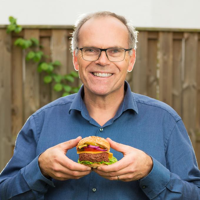Mark Post je prvi hamburger z laboratorijsko vzgojenim mesom predstavil leta 2013. Cilj je, da bi visoke stroške toliko znižali, da bi bila cena takšnega hamburgerja okoli 7,5 evra. | Foto: Mosa Meat