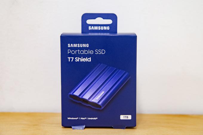 Modra je ena od treh barv zunanjega diska Samsung T7 Shield. | Foto: Ana Kovač