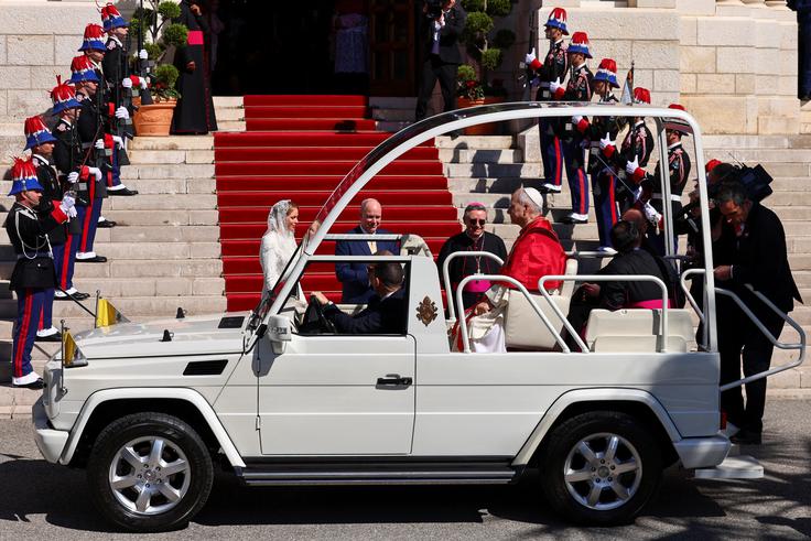 Pripeljal se je v papamobilu.  | Foto: Reuters