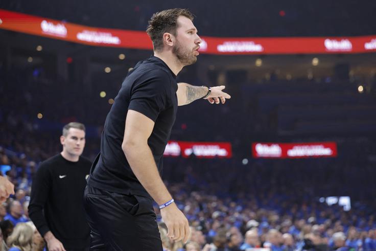 Luka Dončić je tekmo spremljal s klopi. | Foto: Reuters