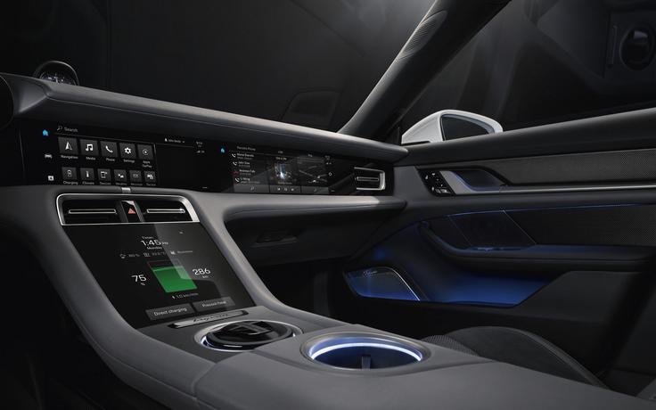 Digitalni zasloni v porscheju taycanu. | Foto: Porsche