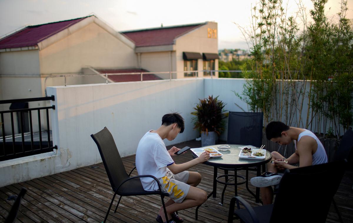 Kitajska, mobilni telefon, mladoletniki | Med mladoletnimi Kitajci je narasla slabovidnost zaradi pretirane uporabe mobilnih telefonov, ugotavljajo oblasti.  | Foto Reuters