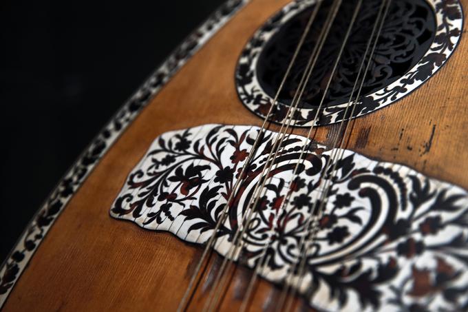 Starodavne pesmi so izvedene ob spremljavi tradicionalnih instrumentov. | Foto: Reuters