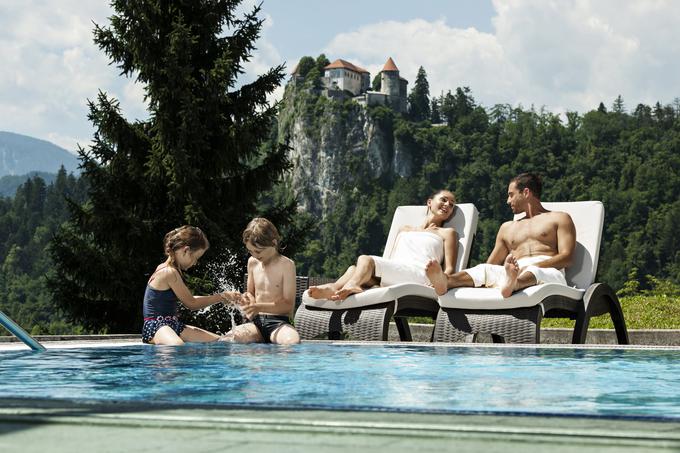 Naj vas začara bazenski kompleks v Rikli Balance Hotelu s pogledom na Blejski grad. | Foto: 