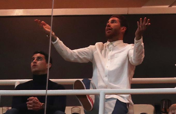 Kapetan Sergio Ramos, ki je želel namerno manjkati na tej tekmi zaradi kartonov, da bi dočakal četrtfinale brez ''rumene'' nevarnosti, nato pa mu je Uefa zaradi namere podvojila kazen, na tribunah ni skrival slabe volje. | Foto: Reuters