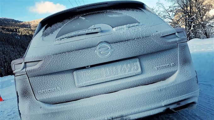 Avtomobil bo na snegu vselej reagiral počasneje kot na suhi cesti, zato sta pomembna voznikovo predvidevanje in zbranost. | Foto: Gregor Pavšič