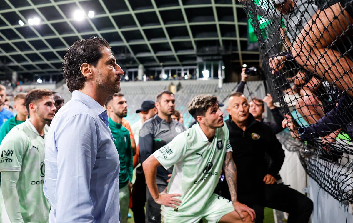 Olimpija Celje | Jorge Simao je bil po polomu Olimpije proti Celju (0:5) na "zagovoru" pri navijačih Olimpije, v četrtek pa bo poskušal popraviti vtis in popeljati zmaje do evropskega uspeha proti Egnatii. Vodstvo kluba mu, kot kaže, še naprej zaupa. | Foto Aleš Fevžer