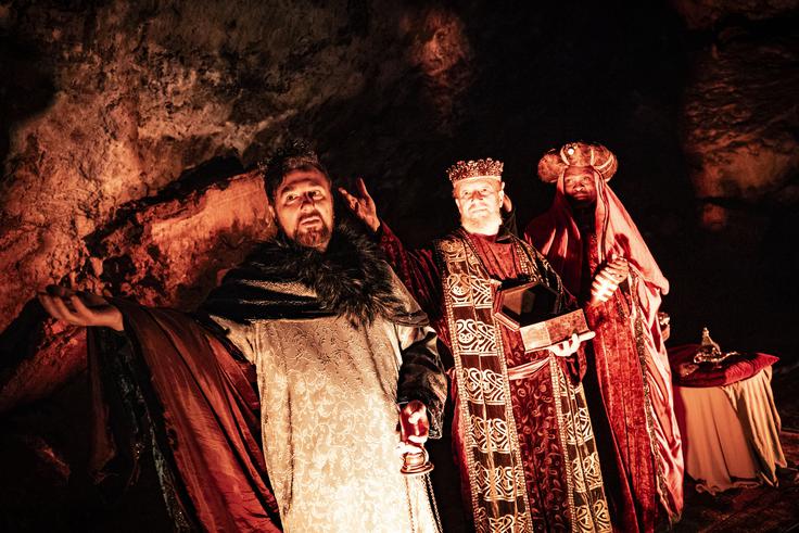 Prizor svetih treh kraljev: letošnje jubilejne 35. Žive jaslice v Postojnski jami obiskovalcem ponujajo približno 90-minutno doživetje na kar petih kilometrih poti, ki vključuje tudi vožnjo z jamskim vlakcem in sprehod skozi najlepše dele jame. | Foto: Ana Kovač