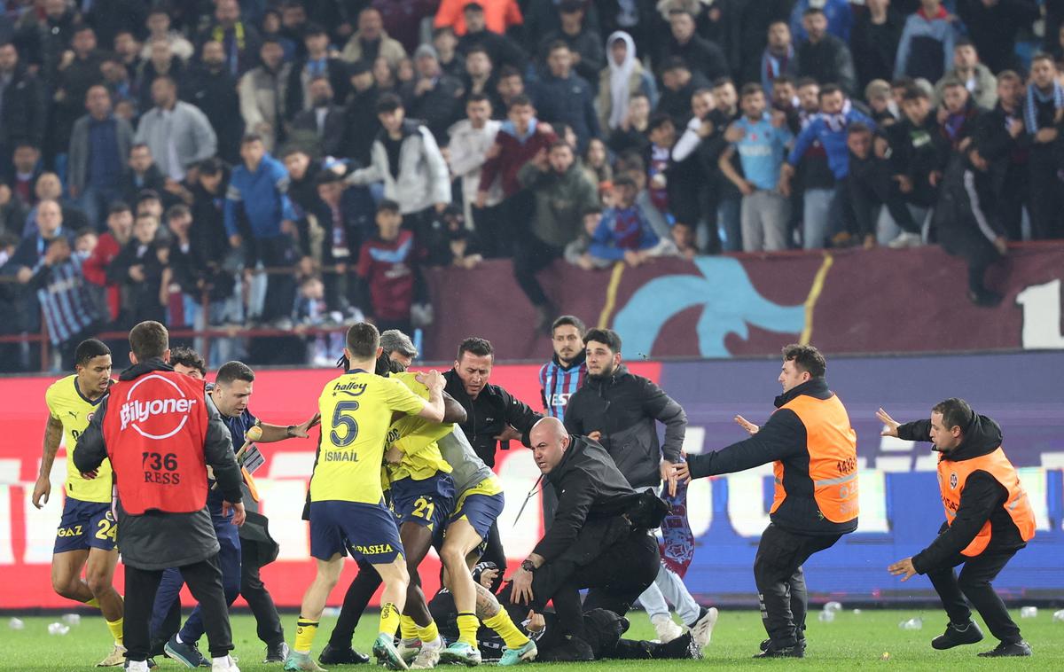 Trabzonspor : Fenerbahce pretep 2024 | Turški nogometni klub Trabzonspor bo moral naslednjih šest domačih tekem igrati pred praznimi tribunami. | Foto Reuters