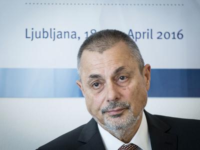 Jambrek zanika, da bi pisal ustavno obtožbo proti predsednici