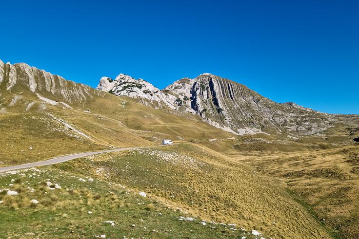 Nad panoramsko cesto 2 se dviga zanimivo nagubana južna stena Prutaša | Foto: Matej Podgoršek