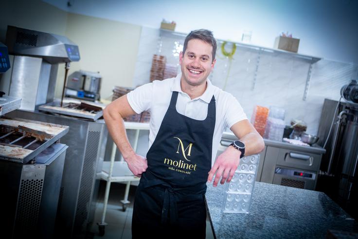 "Nisem človek, ki bi stvari načrtoval vnaprej. Po večini so moje odločitve hitre in spontane. Zaenkrat so se vedno izkazale za dobre," v smehu pove 29-letni Maks Pogačnik. | Foto: Gaja Hanuna