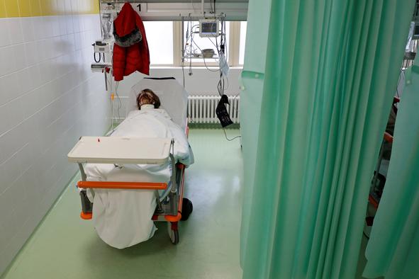 Češka na zdravljenje v tujino premestila prvega covidnega bolnika