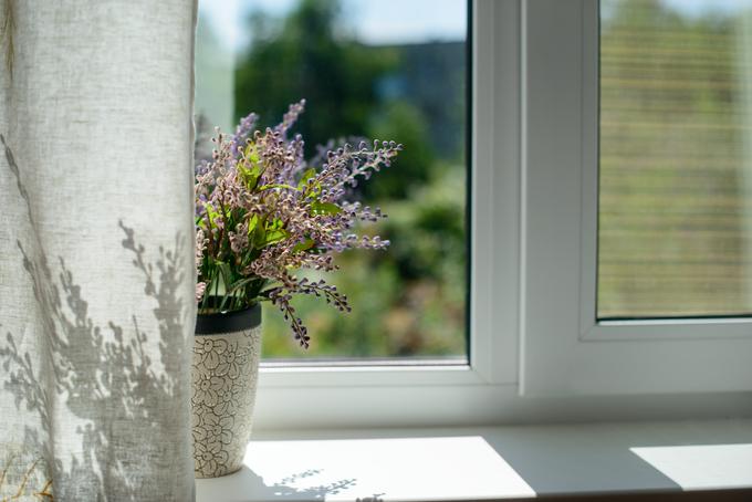 Pomlad je sicer čudovita, a za ljudi, ki trpijo za alergijami, je to lahko precej naporen čas. Večina ljudi si v vse toplejših dneh želi odpreti okna in v stanovanje spustiti svež zrak, kar lahko tistim, ki so alergični na cvetni prah, povzroči številne nevšečnosti. | Foto: 