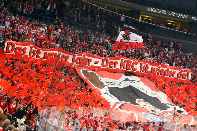 Večina klubov se ni strinjala z odločitvijo, da so tribune zaradi ukrepov za zajezitev novega koronavirusa med tekmo le 20-odstotno zasedene. Hokejske tekme Kölner Haie si je v zadnji sezoni v povprečju ogledalo 13.333 gledalcev. | Foto: Getty Images