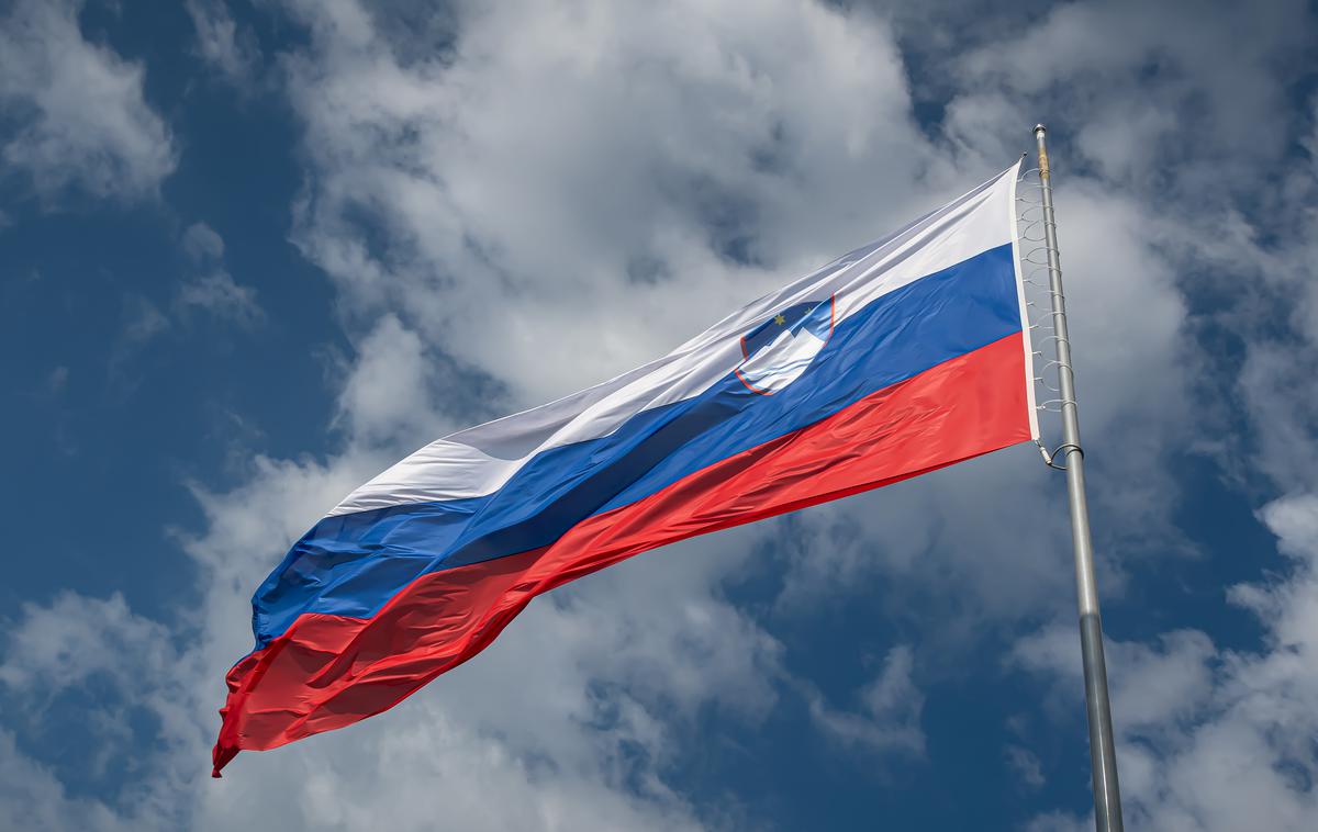 Slovenska zastava | Urbana legenda pravi, da zastav razen na praznike ni dovoljeno izobešati. Kar pa sploh ni res. Ideja za takšno prepoved bi bila mogoča le v državah z avtoritarnimi režimi. | Foto Getty Images