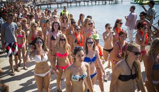 Portorož so preplavili bikiniji (video)