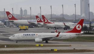 Zaradi požara na motorju v Istanbulu zasilno pristalo letalo 