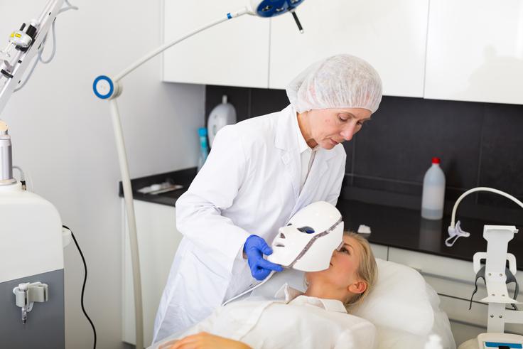 LED-svetlobna terapija je neinvazivna metoda, ki prinaša postopne rezultate. | Foto: Shutterstock