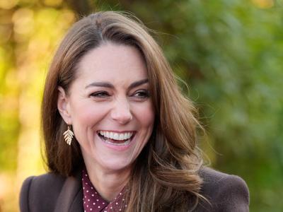 Kate Middleton na prvem uradnem obisku po koncu kemoterapije #video