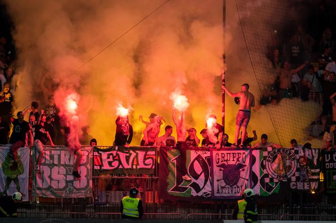 Viole Green Dragons na derbiju | Navijaški skupini Green Dragons in Viole sta na večnem derbiju povzročili kar nekaj stroškov Mariboru in Olimpiji. | Foto Blaž Weindorfer/Sportida