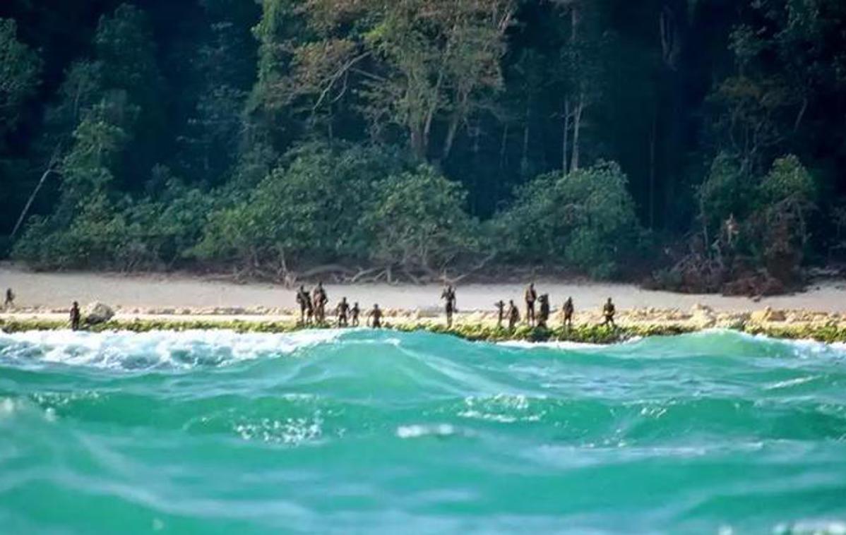 domorodci | Sentinelci so leta 2006 ubili dva ribiča, katerih čoln je pomotoma naplavilo na otok, medtem ko sta spala. Po cunamiju leta 2004 pa je indijska obalna straža s helikopterjem preletela območje in posnela nekaj fotografij, na katerih se vidi, kako pripadniki plemena s plaže streljajo proti helikopterju. | Foto Google maps