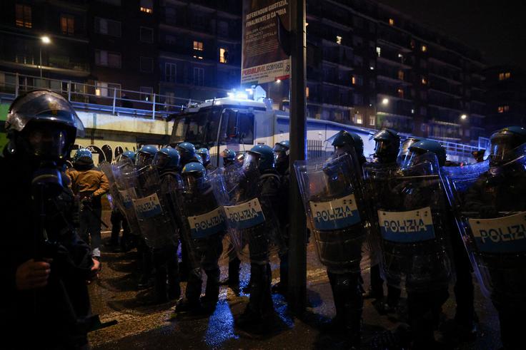 Milanska policija na prizorišču sprva mirnih protestov, ki so prerasli v izgrede. | Foto: Reuters