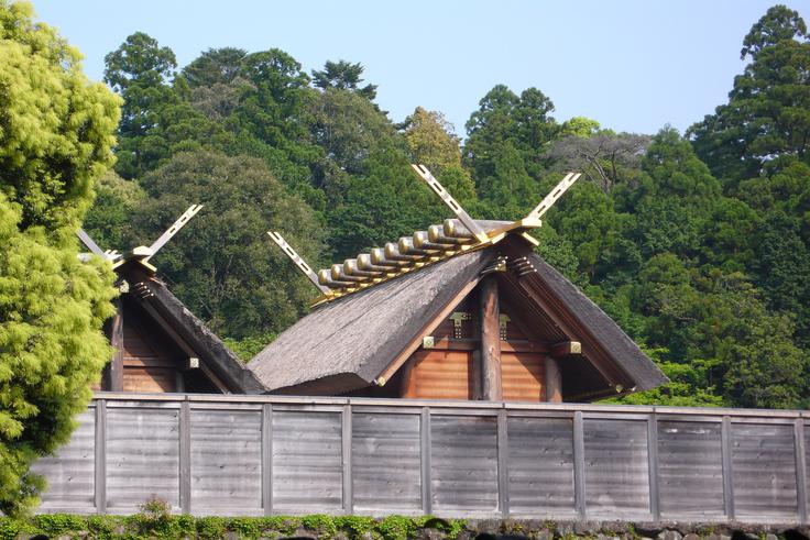 Veliki tempelj v japonskem mestu Ise je hkrati eden najpomembnejših in najbolj skrivnostnih krajev šintoizma, glavne religije na Japonskem. Vstop v verski kompleks je že za navadnega Japonca, kaj šele turista, nemogoč. V tempelj ne smejo vstopiti niti oboroženi stražarji ali celo delavci, ki obnavljajo kompleks. Vstop je dovoljen samo duhovnikom ali duhovnicam, ki so člani japonske cesarske družine. Trenutni najvišji predstavnik templja je svečenica Atsuko Ikeda, četrta hči nekdanjega japonskega cesarja Hirohita. | Foto: Thomas Hilmes/Wikimedia Commons
