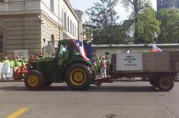 Braslovčani na protestu pred vlado s traktorji (foto)