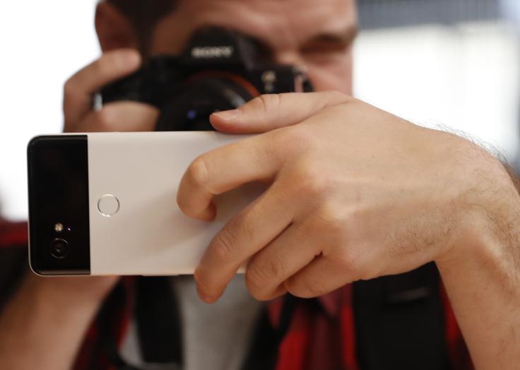 Google obljublja tudi, da bosta oba nova Pixla posodobitve operacijskega sistema prejemala najmanj do leta 2020.  | Foto: Reuters